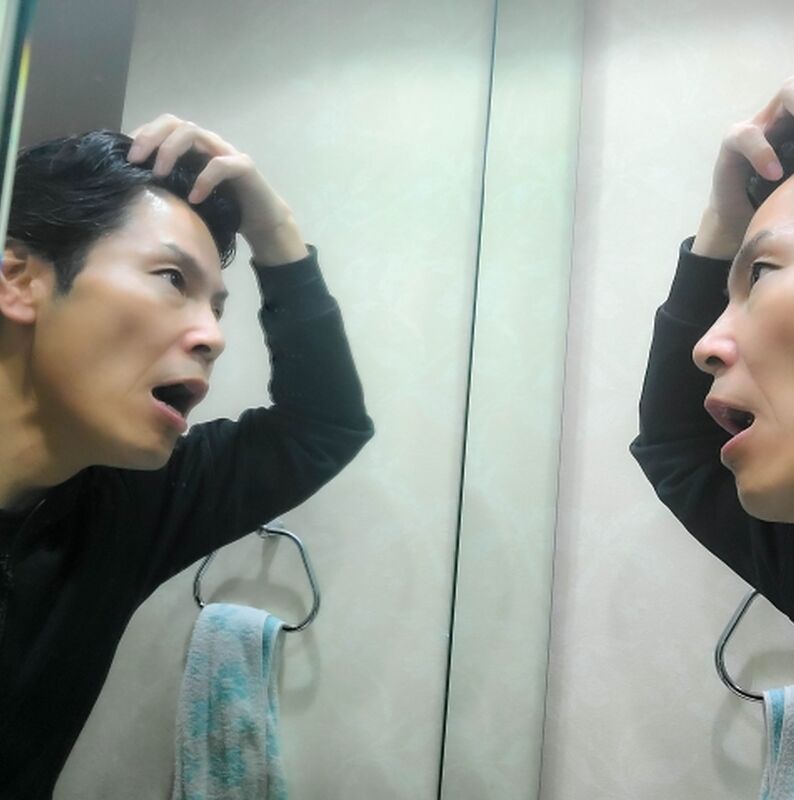 鏡を見る男性Sサイズ