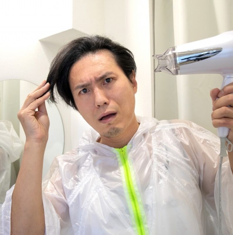ドライヤーをする男性Sサイズ